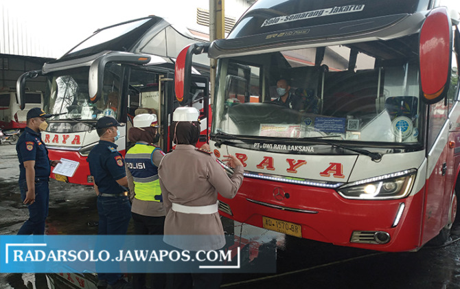 CEK LUAR DALAM: Personel Polres dan Dishub Sukoharjo menggelar ramp check di PO Bus Raya, Grogol, Senin (18/4). (IWAN KAWUL/RADAR SOLO)