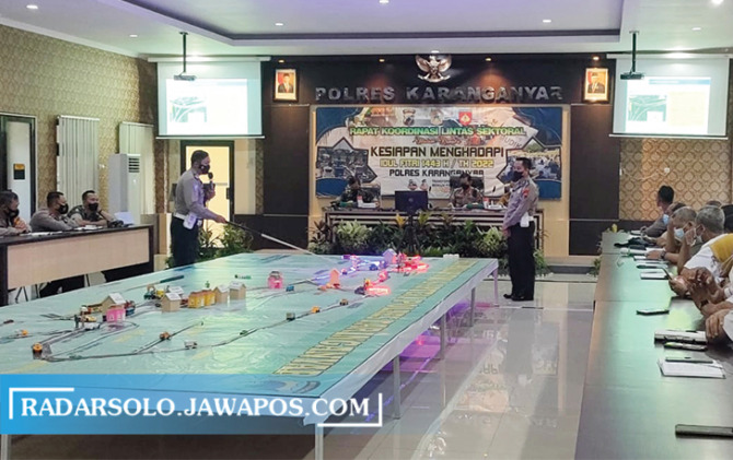 PAPARAN: Kapolres Karanganyar AKBP Danang Kuswoyo memimpin rakor lintas sektoral persiapan Lebaran, Senin (18/4). (RUDI HARTONO/RADAR SOLO)