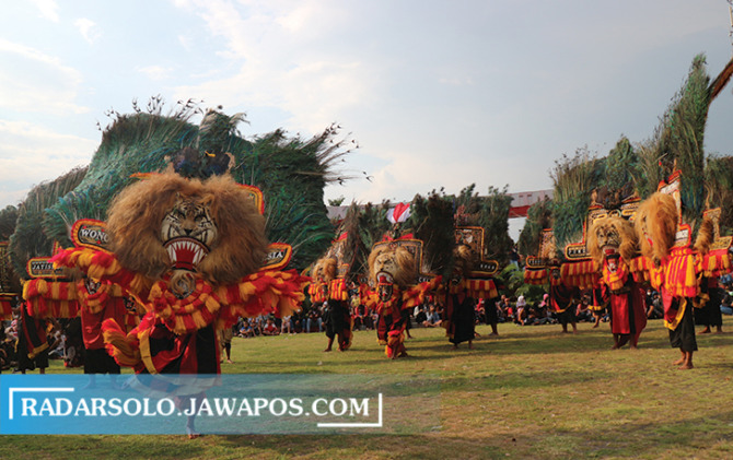 PROTES KERAS: Seniman reog asal Wonogiri dan daerah lainnya gelar aksi di Alun-Alun Giri Krida Bakti Wonogiri, Selasa (12/4). (IWAN ADI LUHUNG/RADAR SOLO)