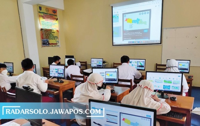 MODERN: Murid SD mulai dikenalkan dengan teknologi komputer dalam kegiatan belajar mengajar. (SEPTIAN REFVINDA/RADAR SOLO)