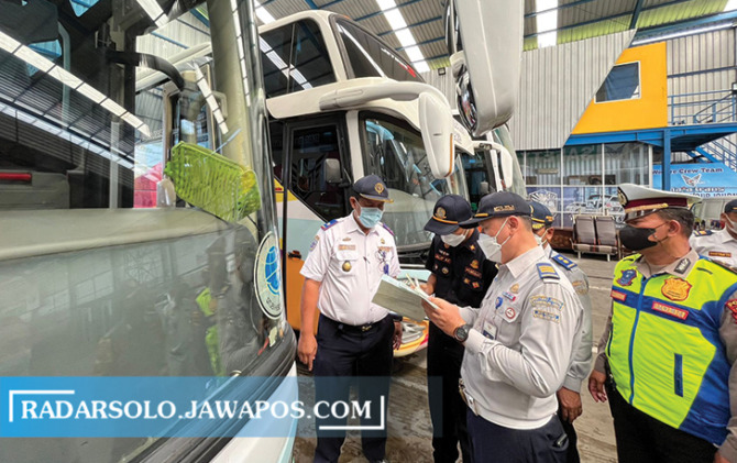SIDAK: Tim gabungan melakukan pengecekan armada bus di salah satu garasi PO di Colomadu, Rabu (20/4). (RUDI HARTONO/RADAR SOLO)