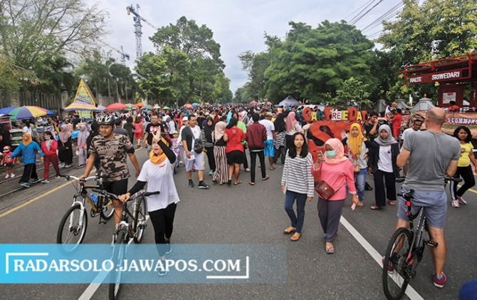 PADAT: Suasana Car Free Day (CFD) Slamet Riyadi sebelum pandemi. Pemkot Surakarta berencana membuka kembali CFD. (DAMIANUS BRAM/RADAR SOLO)
