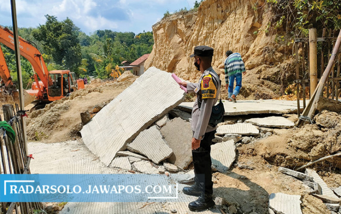 EVAKUASI: Jalan Desa Purworejo, Kecamatan Gemolong yang rusak akibat tanah gerak. Satu rumah ikut rusak. (AHMAD KHAIRUDIN/RADAR SOLO)