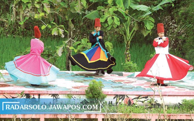 PENUH FILOSOFI: Santri dan satriwati Ponpes Nurul Hidayah Boyolali menari sufi di halaman, kemarin sore (22/4). Tarian ini dipercaya mampu mengobati penyakit ringan. (ARIEF BUDIMAN/RADAR SOLO)