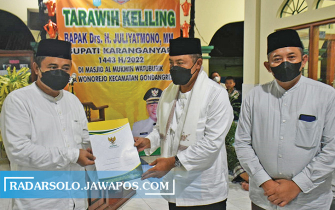 TEMUI WARGA: Bupati Juliyatmono dan Wakil Bupati Rober Christanto menyerahkan bantuan di sela tarling di Kecamatan Gondangrejo, Senin (4/4). (RUDI HARTONO/RADAR SOLO)