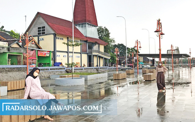 FASILITAS LENGKAP: Halaman The New Kemukus banyak dilengkapi tempat duduk beserta lampu yang cantik. (AJENG NURUL PRATIWI/RADAR SOLO)