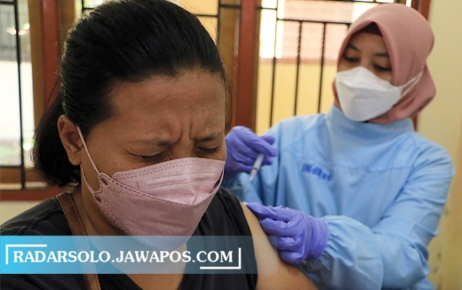 TAHAN SAKIT: Seorang ibu-ibu tengah jalani vaksinasi booster di salah satu puskesmas, belum lama ini. Pemkot kembali mengingatkan warga untuk mengikuti vaksinasi booster. (M. IHSAN/RADAR SOLO)
