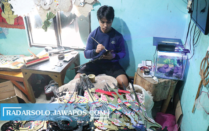 Proses pembuatan wayang kardus di rumah Giyarto di Dusun Bendo RT 03 RW 02, Desa Ngaglik, Kecamatan Bulukerto. (IWAN ADI L/RADAR SOLO)