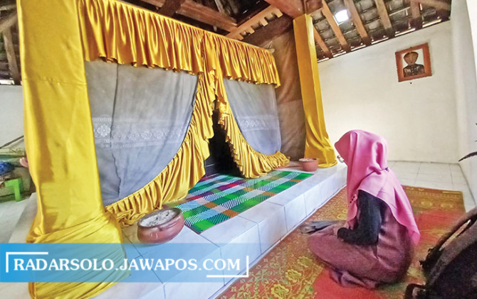 ZIARAH: Pengunjung memanjatkan doa di makam Ki Ageng Kebo Kenanga, Desa Jembungan, Banyudono, kemarin (4/4). (ALIFIA HAPSARI/RADAR SOLO)