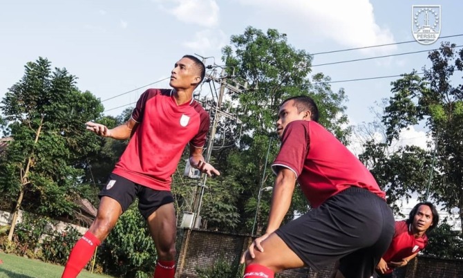 Tiga pemain Persis Solo musim lalu Reuben Silitonga (kiri), Eriyanto (tengah), dan Rian Miziar saat berlatih di Boyolali. (PERSIS SOLO OFFICIAL)