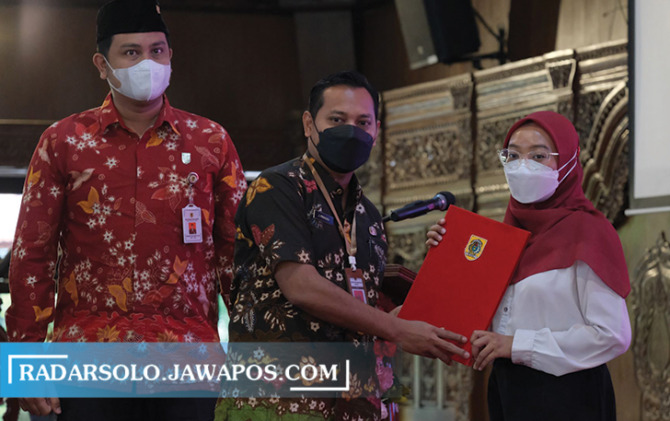 ABDI NEGARA: Pj Sekda Klaten Jajang Prihono didampingi Ketua DPRD Klaten Hamenang Wajar Ismoyo menyerahkan SK CPNS di Pendapa Pemkab Klaten. (ANGGA PURENDA/RADAR SOLO)