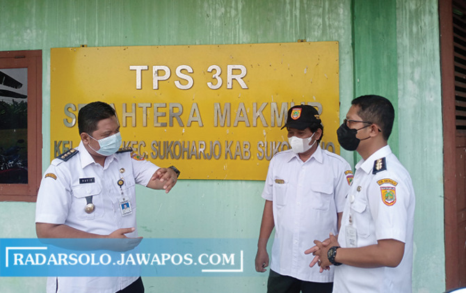 INOVASI: Camat Sukoharjo Kota Havid Danang (kiri) memberi arahan perangkat Kelurahan Dukuh di TPS3R Kelurahan Dukuh, kemarin (18/5). (IWAN KAWUL/RADAR SOLO)