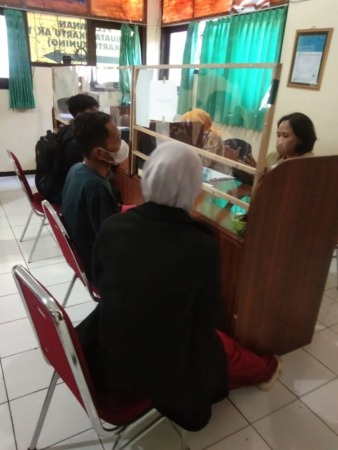 ANTRE: Pemohon kartu kuning di Disnaker Wonogiri belum lama ini.  (ISTIMEWA)