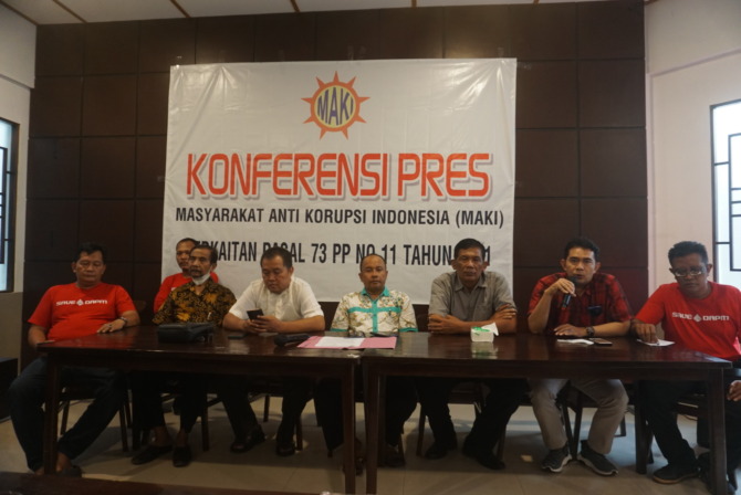KONFERENSI PERS: MAKI bersama asosisasi UPK Kabupaten Klaten beri keterangan, Jumat (13/5). (ANGGA PURENDA/RADAR SOLO)
