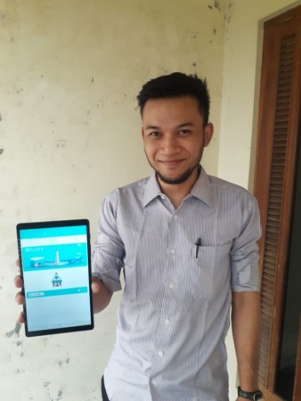 SIMPEL: Konsumen tunjukkan aplikasi Roket di smartphone-nya, kemarin. (SEPTINA FADIA PUTRI/RADAR SOLO)