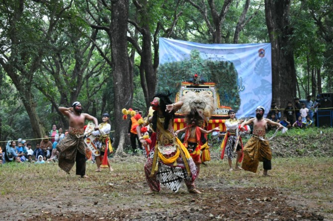 ADI LUHUNG: Kesenian Reog oenorogo memeriahkan Syawalan Alas Bromo: Bromo Culture Festival yang digelar 4-7 Mei. (ISTIMEWA)