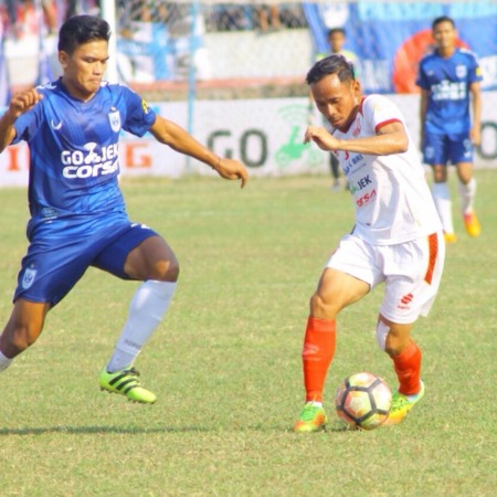 GANTI JERSEY: Eli Nasoka (kanan) saat berseragam Persis Solo melawan PSIS Semarang di Liga 2, 2018 silam. (ISTIMEWA)
