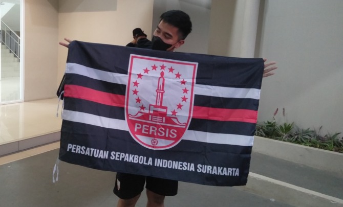 Dirut Persis Solo Kaesang Pangarep membentangkan bendera Persis Solo saat menonton pertandingan tim ini di Stadion Manahan, tahun lalu. (NIKKO AUGLANDY/RADAR SOLO)