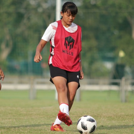 AMUNISI ANYAR: Helsya Maesaroh resmi berseragam Persis Solo musim ini. Dia tercat pernah dipilih sebagai pemain muda terbaik Liga 1 Putri musim kompetisi 2019 silam. (ISTIMEWA)