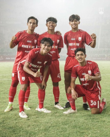 MUDA BERTENAGA: Pemain muda Persis Solo (dari depan kiri) Zanadin Fariz dan Althaf Indie Alrizky, serta (dari belakang kiri) Nadhif Girasta, Dika Kuswardani, dan Faqih Maulana di Stadion Gelora Bung Tomo Surabaya, Minggu (22/5). (PERSIS OFICIAL)
