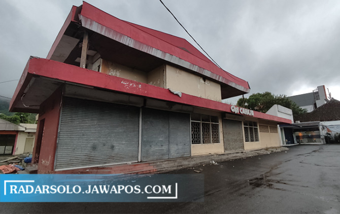 TENGAH KOTA: Gedung Giri Cahaya di Jalan Jenderal Sudirman. Tempat ini akan dibangun mal pelayanan publik. (IWAN ADI LUHUNG/RADAR SOLO)