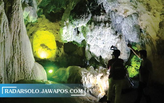 TIADA DUANYA: Bagian dalam Gua Resi di Desa Conto, Kecamatan Bulukerto, Wonogiri menjadi magnet wisatawan. (IWAN ADI LUHUNG/RADAR SOLO)