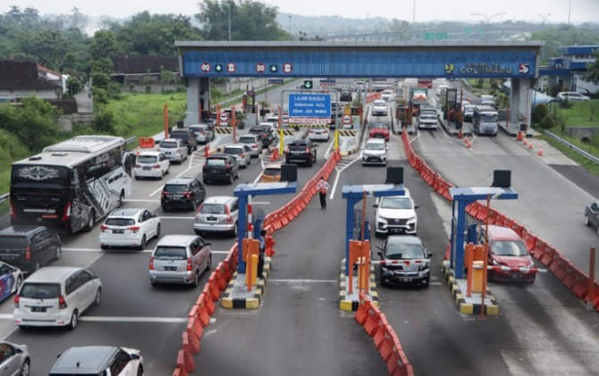 Kepadatan kendaraan di Gerbang Tol Colomadu, beberapa waktu lalu. (M. IHSAN/RADAR SOLO)