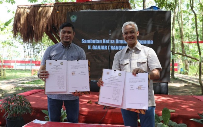 Ganjar Pranowo sebagai ketua Kagama bersama Bupati Gowa Adnan Purichta Ichsan menandatangani kerja sama program Desa Inklusif.