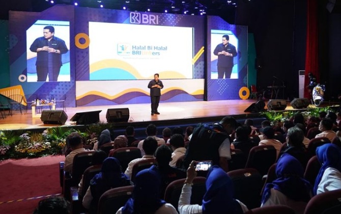Menteri BUMN Erick Thohir mengikuti acara “Halal Bi Halal BRILinkers: Rumahnya Paguyuban Agen Brilink” di Balai Pemuda, Surabaya, Sabtu (14/5).