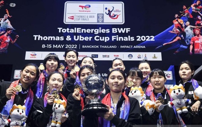 Tim bulu tangkis putri Korea Selatan berpose dengan trofi Piala Uber usai menang melawan Tiongkok pada babak final Piala Uber 2022 di Impact Arena, Bangkok, Thailand, Sabtu (14/5). (ANTARA)