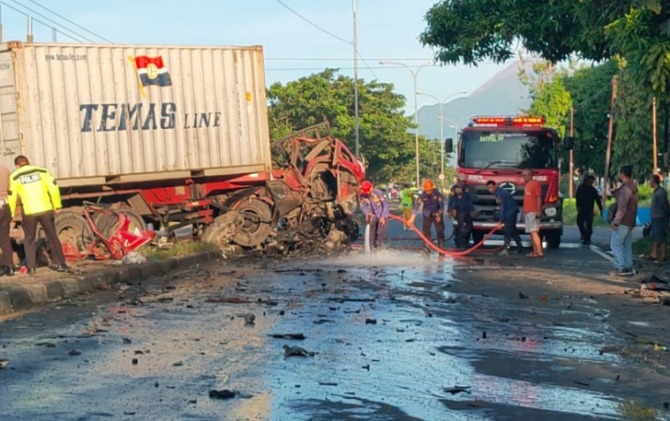 Petugas damkar membersihkan jalan raya usai kecelakaan maut di timur SPBU Teras, tepatnya di Dusun Krungkeman, Ketaon, Banyudono, Selasa (17/5). (RAGIL L/RADAR SOLO)