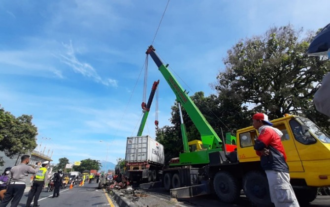 Alat berat crane diterjunkan untuk evakuasi truk kontainer yang terlibat kecelakaan maut di timur SPBU Teras, Selasa (17/5) pagi. (RAGIL L/RADAR SOLO)