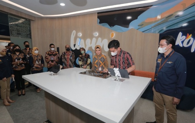 Wali Kota Solo Gibran Rakabuming Raka meresmikan Smart Branch – Mandiri Digital Box di kawasan Solo Techno Park (STP).