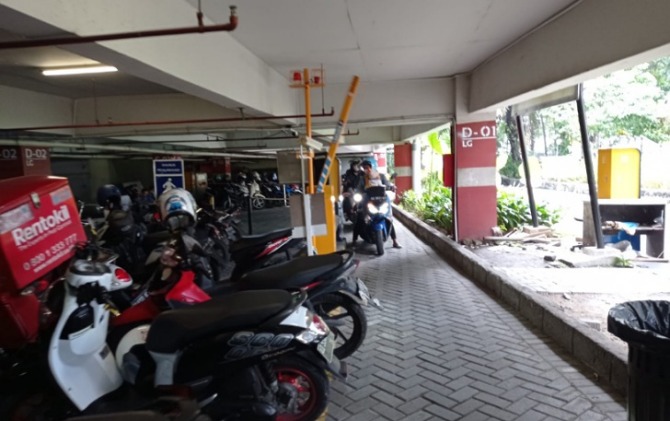 Parkir di Solo Paragon Lifestyle Mall menerapkan parkir dengan cashless payment. (SEPTINA FADIA/RADAR SOLO)