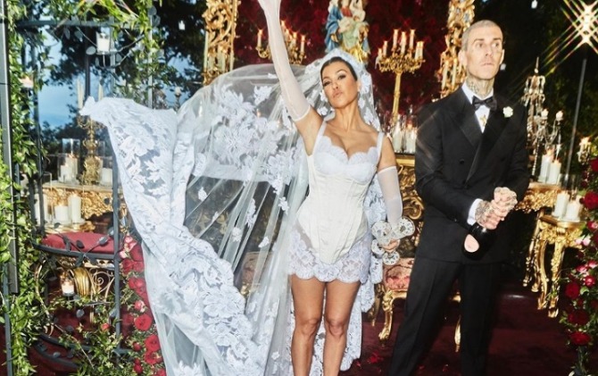 Pasangan Kourtney Kardashian dan Travis Barker resmi menikah. (Instagram @kourtneykardash)