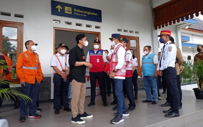 Menteri Perhubungan Budi Karya Sumadi dan Wali Kota Solo Gibran Rakabuming Raka saat uji coba jalur KRL di Stasiun Palur, Kamis (26/5). (SEPTINA FADIA/RADAR SOLO)