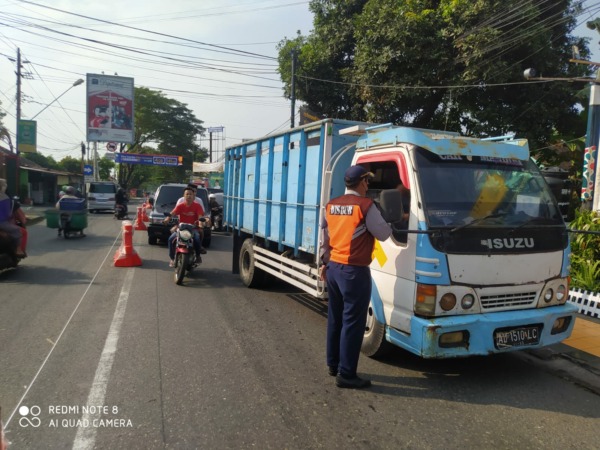 DITILANG: Jajaran Polres Klaten bersama Dishub Klaten melakukan penindakan penilangan terhadap truk galian C yang nekat beroperasi pada masa lebaran di ruas jalan di Jatinom (Dokumentasi Dishub Klaten)