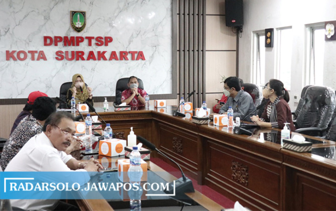 MONITORING: Komisi I DPRD Surakarta berkunjung ke mal pelayanan publik (MPP) DPMPTSP Kota Surakarta, Selasa (10/5). (A. CHRISTIAN/RADAR SOLO)