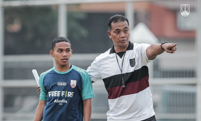 Asisten Pelatih Persis Solo Eko Purdjianto (kiri) saatmemberi arahan ke Julius Pamungkas di sesi latihan Persis, belum lama ini. (OFFICIAL PERSIS SOLO)