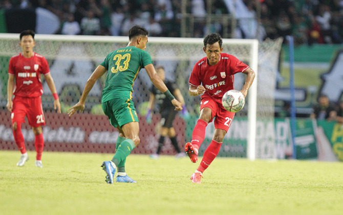 TALENTA MUDA: Gelandang Persis Solo M. Kanu (kanan) di Stadion Gelora Bung Tomo, tadi malam. (PERSIS OFFICIAL)