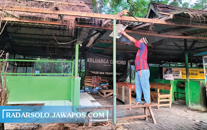 PINDAH SEMENTARA: PKL membongkar peralatan dagang di Selter Manahan, kemarin. (ANTONIUS CHRISTIAN/RADAR SOLO)