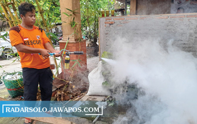 PENANGGULANGAN: Pengasapan di wilayah Karanganyar Kota untuk membunuh nyamuk dewasa belum lama ini. (RUDI HARTONO/RADAR SOLO)