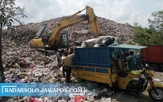 CARI SOLUSI: Sampah di TPA Mojorejo, Bendosari menggunung. Perlu penanganan sampah di tingkat hulu seperti TPS. (IWAN KAWUL/RADAR SOLO)