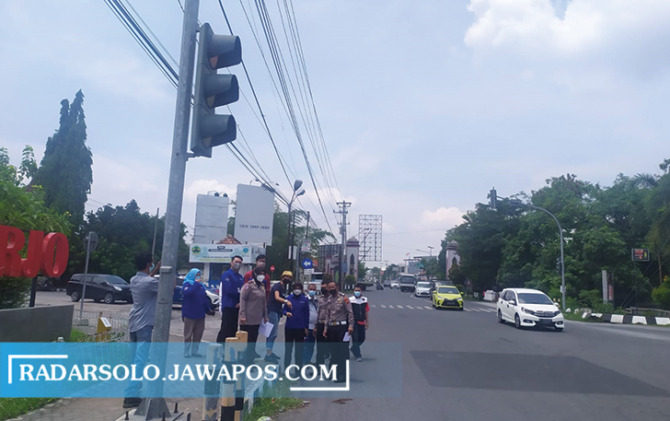 TERUS DIPANTAU: Tim Korlantas Polri dan Satlantas Polres Sukoharjo survei lokasi pemasangan ETLE belum lama ini. (IWAN KAWUL/RADAR SOLO)