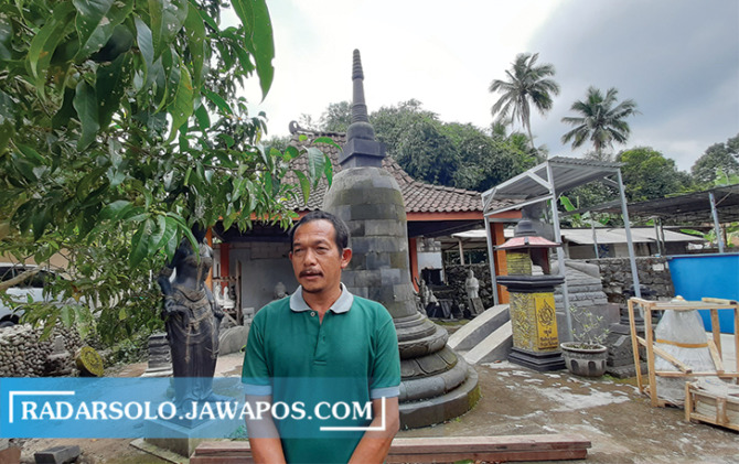 HARMONI: Sumarni, ketua RT di Dusun Kalidadap, Urutsewu, Ampel, berlatar vihara. Sementara di sebelahnya ada masjid bagi umat Islam. (RAGIL LISTIYO/RADAR SOLO)