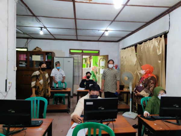 PROKES KETAT: Pembelajaran di salah satu PKBM di Kota Solo. (ISTIMEWA)