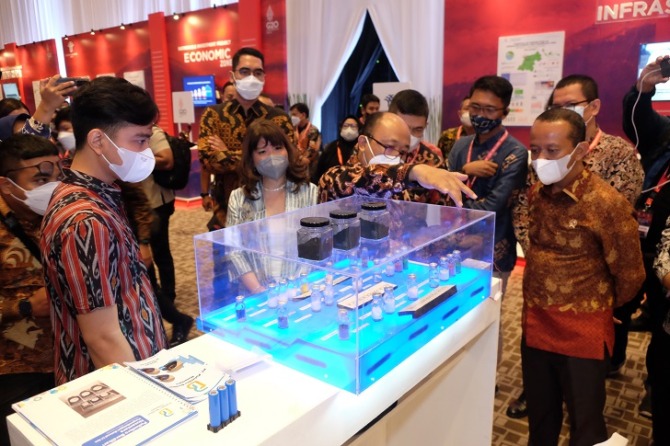 Menteri Investasi/Kepala Badan Koordinasi Penanaman Modal  Bahlil Lahadalia (kanan) bersama Wali Kota Surakarta Gibran Rakabuming Raka (kiri) di Hotel Alila, kemarin (18/5/2022).