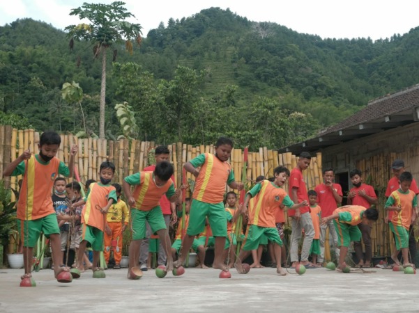 CERIA: Pelajar bermain permainan tradisional di Kampoeng Dolanan di Desa Pucung, Kismantoro, Wonogiri, belum lama ini. (ISTIMEWA)