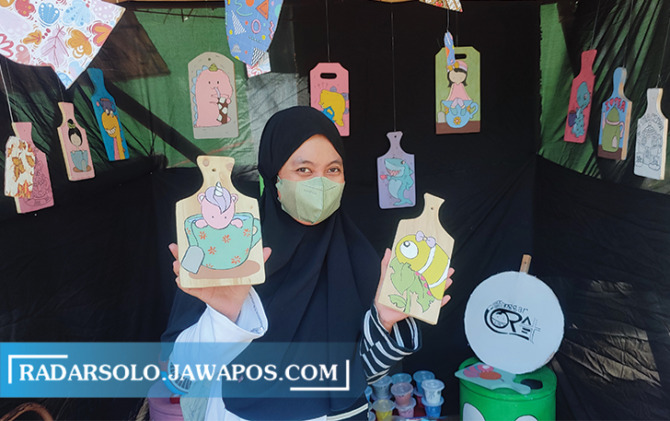 KREATIF: Arum Ardianti saat ikut mengajarkan anak-anak menggambar di media talenan. (AHMAD KHAIRUDIN/RADAR SOLO)
