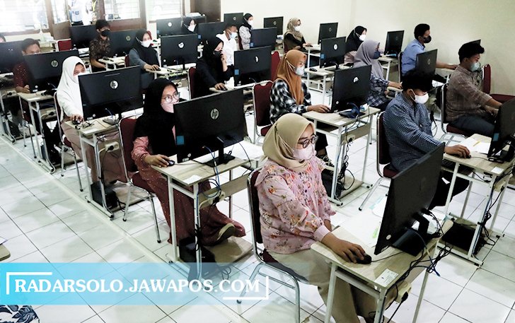 BERTARUH NASIB: Peserta UTBK-SBMPTN mengerjakan soal-soal di kampus Universitas Sebelas Maret kemarin (17/5). (M. IHSAN/RADAR SOLO)